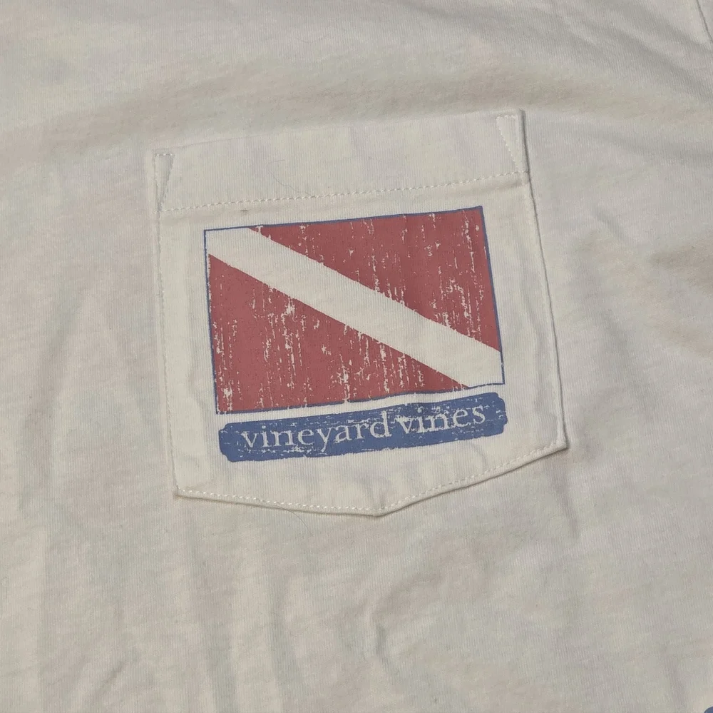 Vineyard Vines Medium Long Sleeve Pocket Tee "Dive Bar" Like New - Picture 3 of 8